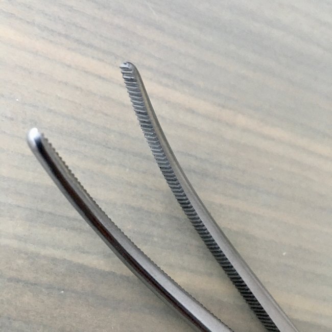 Зажим кровоостанавливающий, зубчатый изогнутый №2, 200 мм, З-37, арт. J-17-112