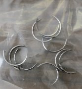 Игла хир. 5А1-0,9х 22 изогнутая 5/8 окружности, колющая, круглая, с пружинящим ушком, №10 Игла хир. 5А1-0,9х 22 изогнутая 5/8 окружности, колющая, круглая, с пружинящим ушком, №10