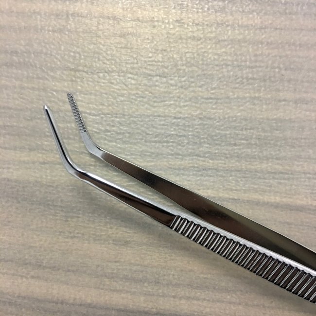 Пинцет зубной изогнутый с насечкой, длина кончика 15мм, СТРУМ